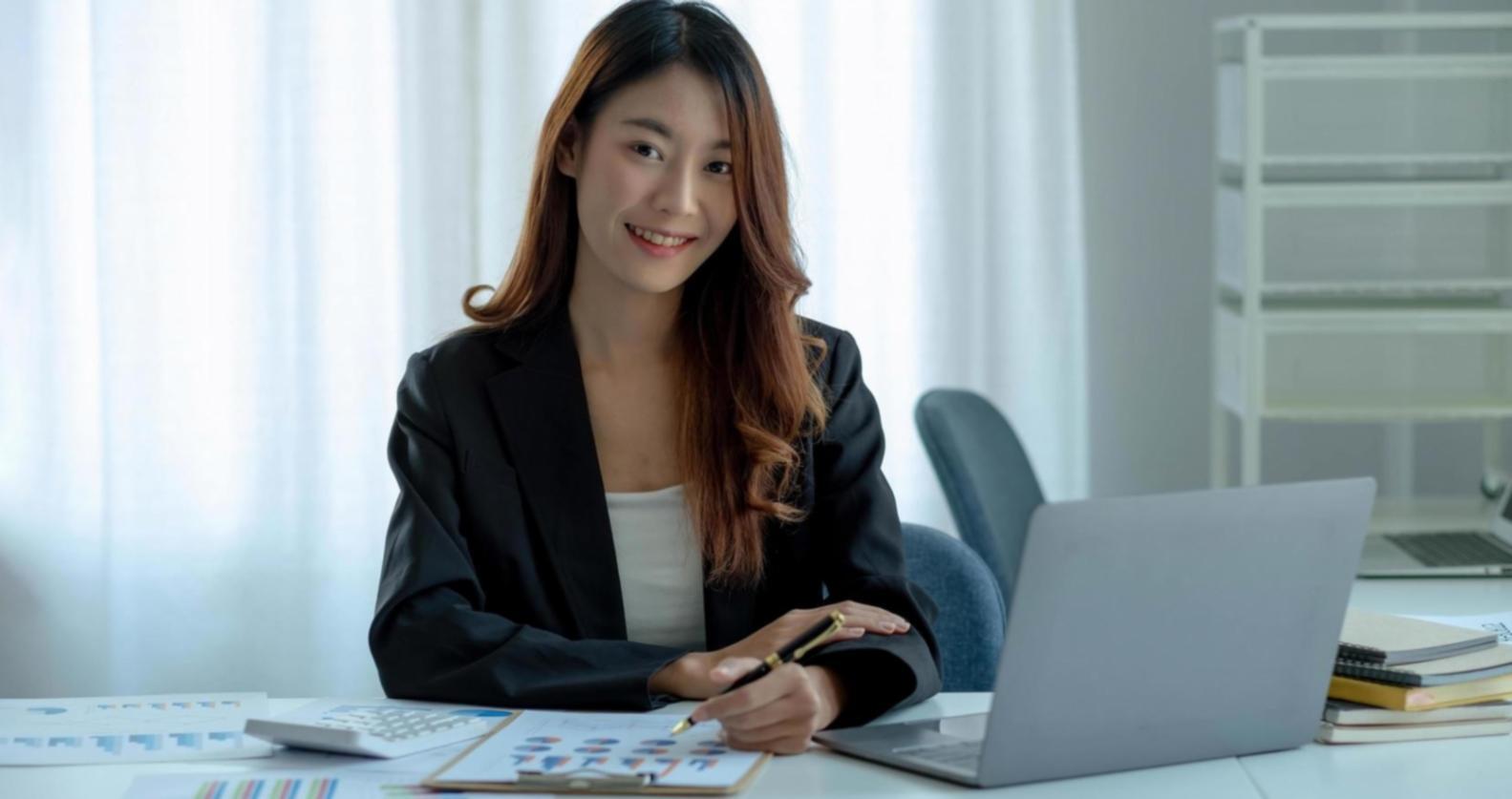 Teilnehmer nutzt verschiedene Geräte für Online-Lernsitzungen