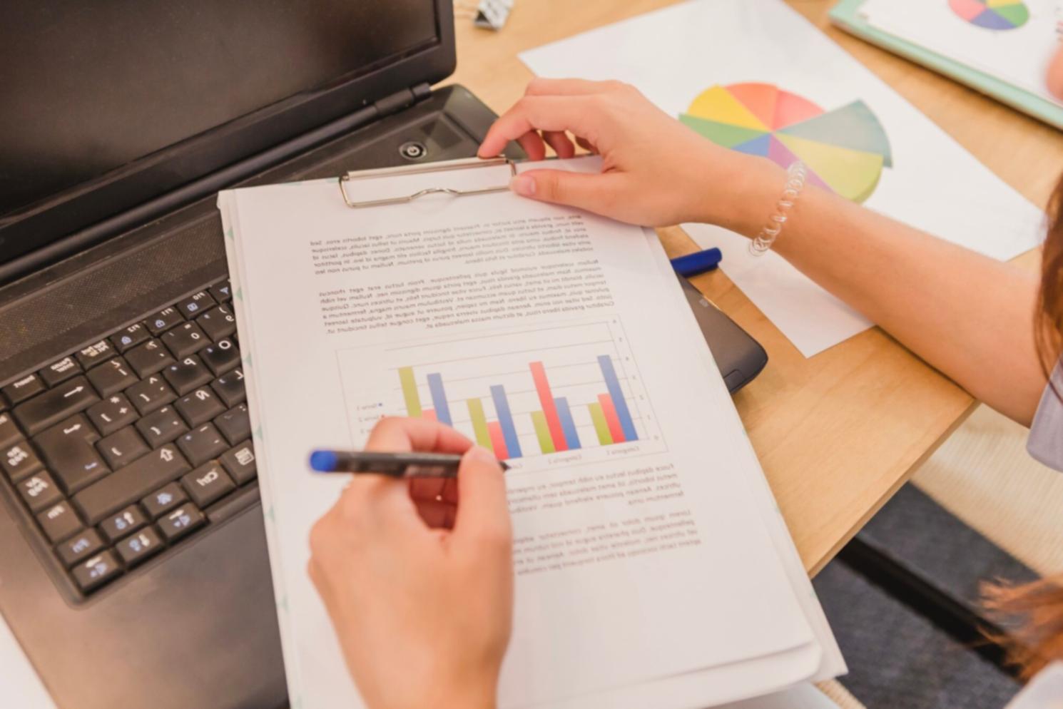 Arbeitsplatz mit modernem Bildschirm und Lernmaterialien